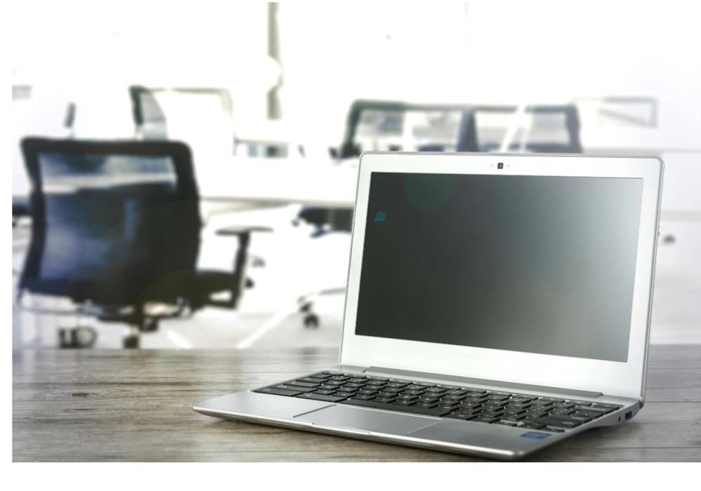 Educación 2026 03 2026 portatil en oficina editado