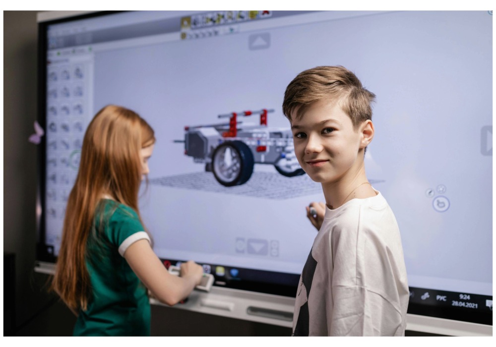 Educación 2026 03 26 pantalla interactiva salon